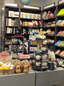 848614 Interieur van boekhandel Broese Boekverkopers (Stadhuisbrug 5) te Utrecht: de afdeling cadeaus op de begane ...